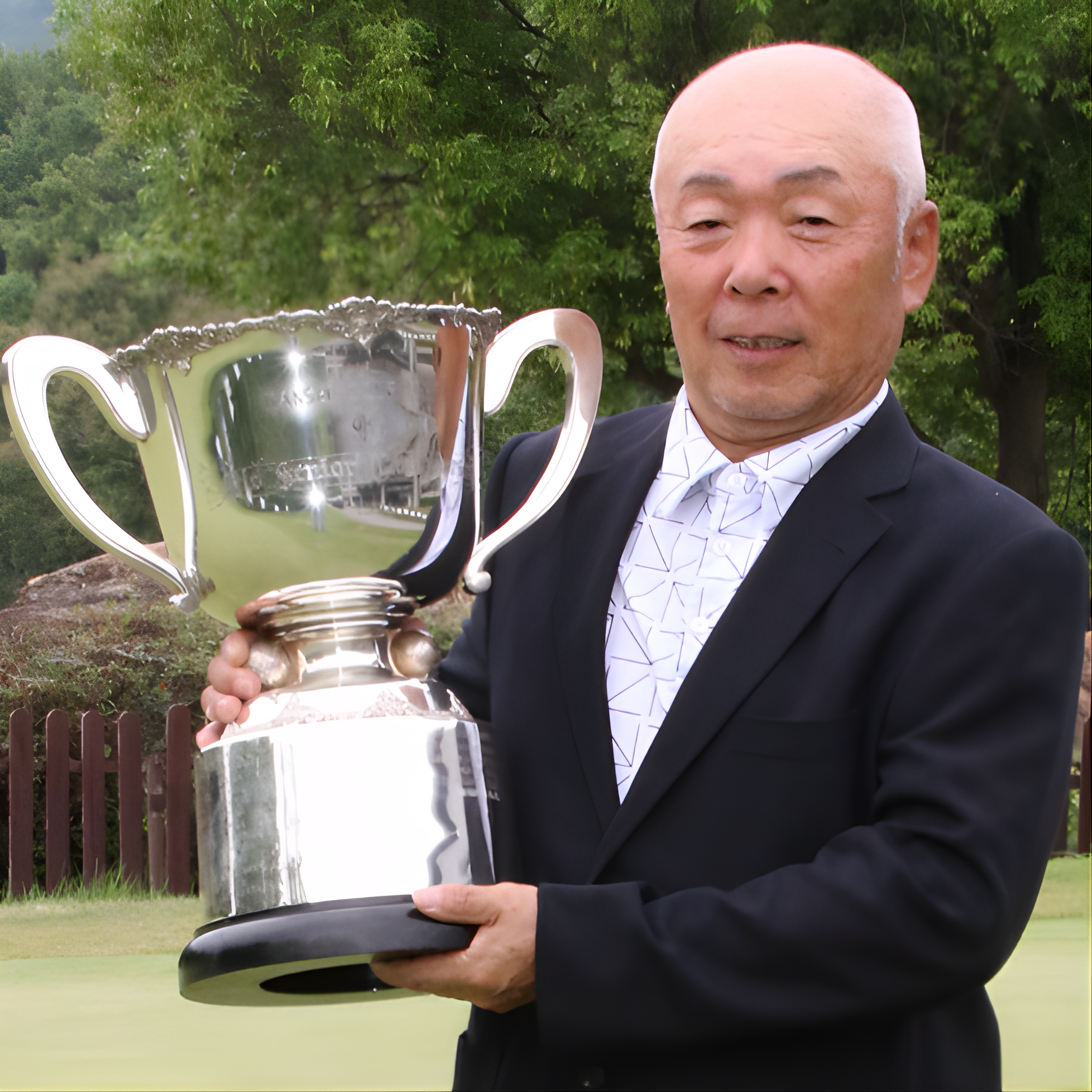 優勝トロフィーを持つご本人写真